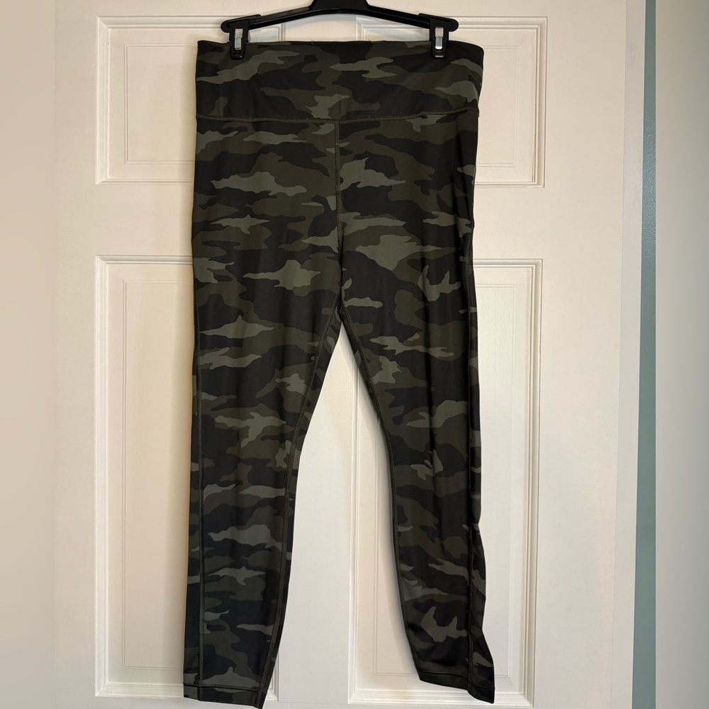 Athleta Ultimate 7/8 Camo Tight
